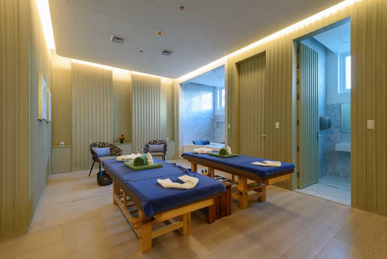 Aqua Boracay Hotel Balabag  Eksteriør billede Massage beds at a spa